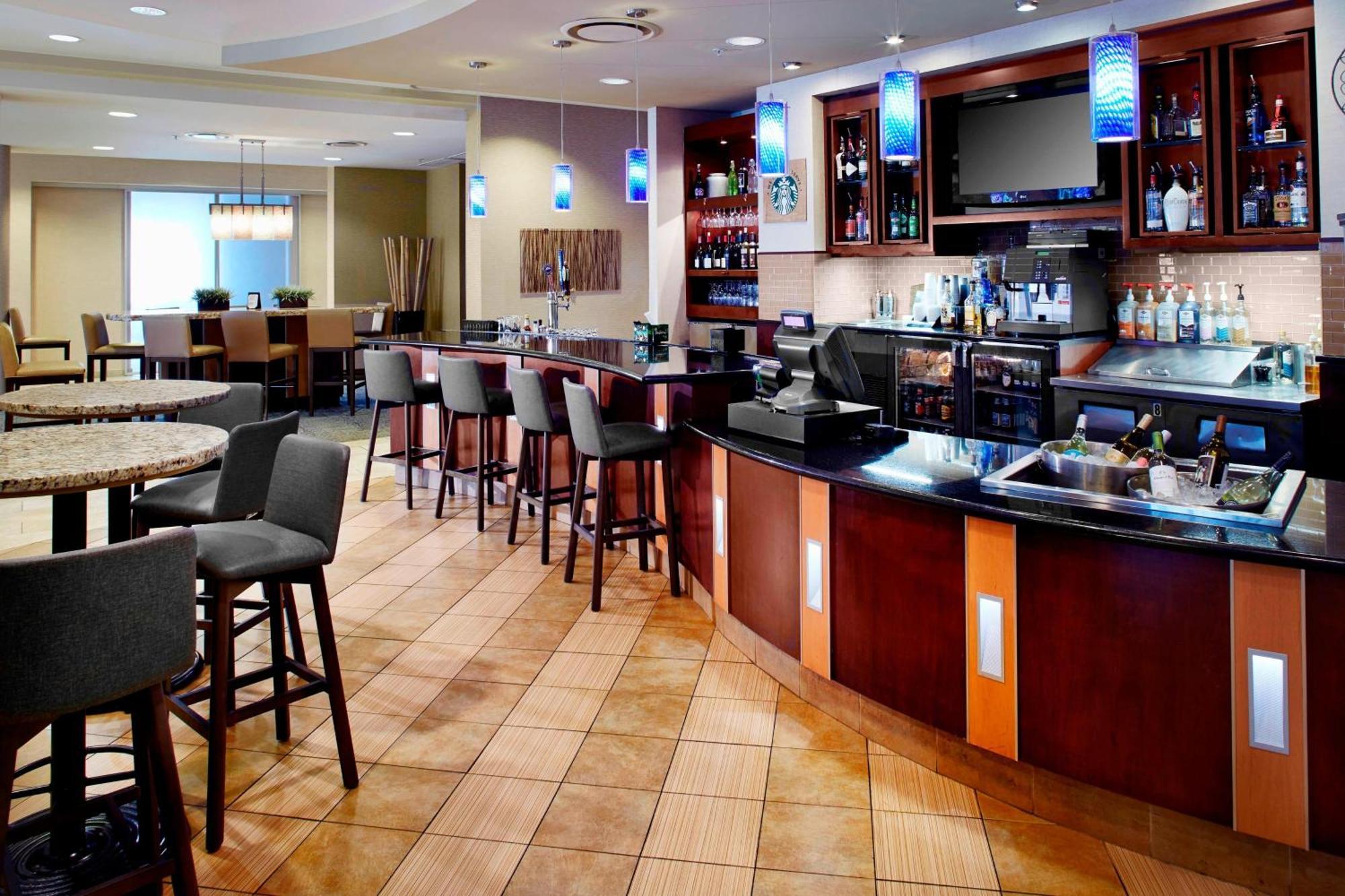 Courtyard Hamilton Hotel Екстериор снимка