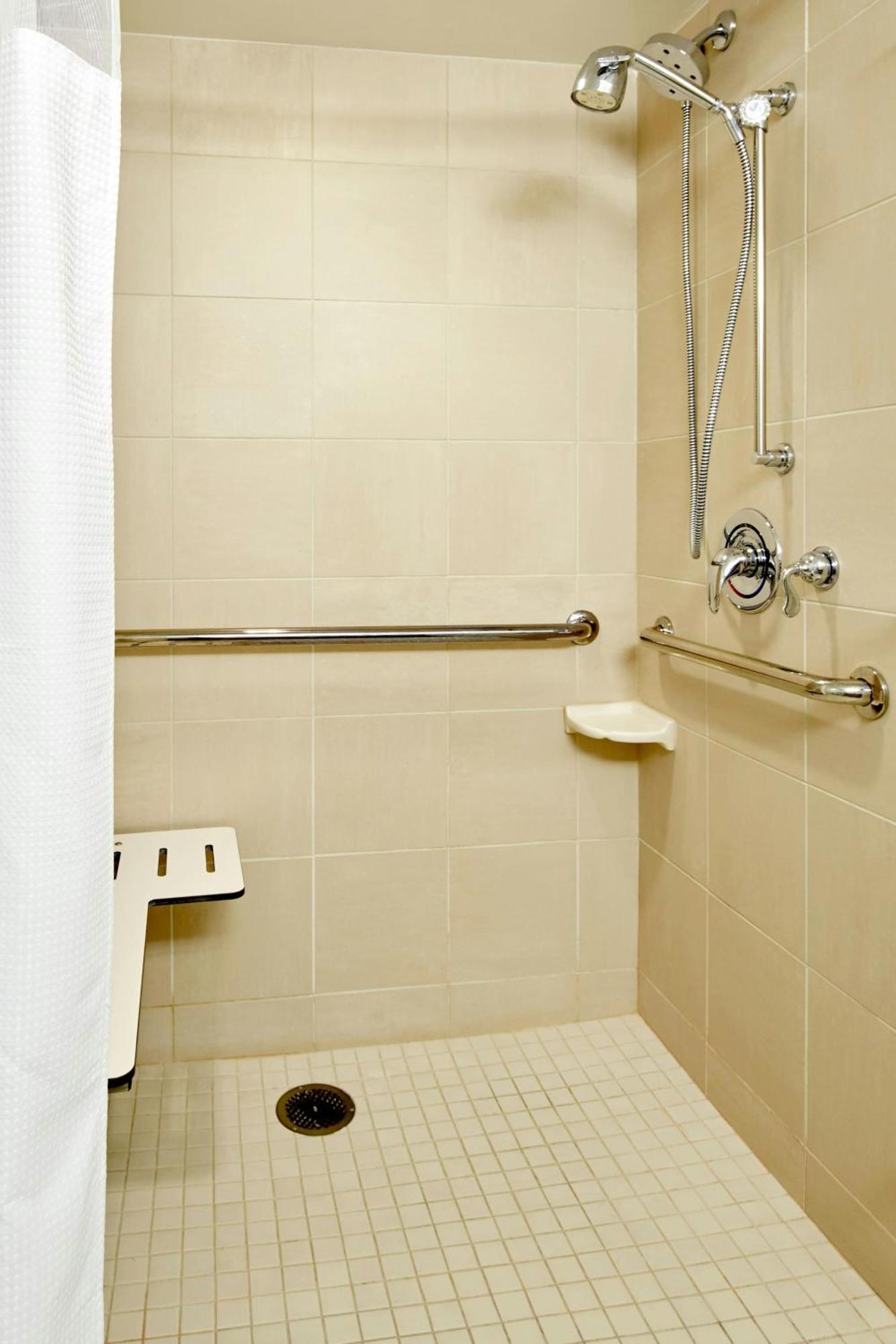 Courtyard Hamilton Hotel Екстериор снимка