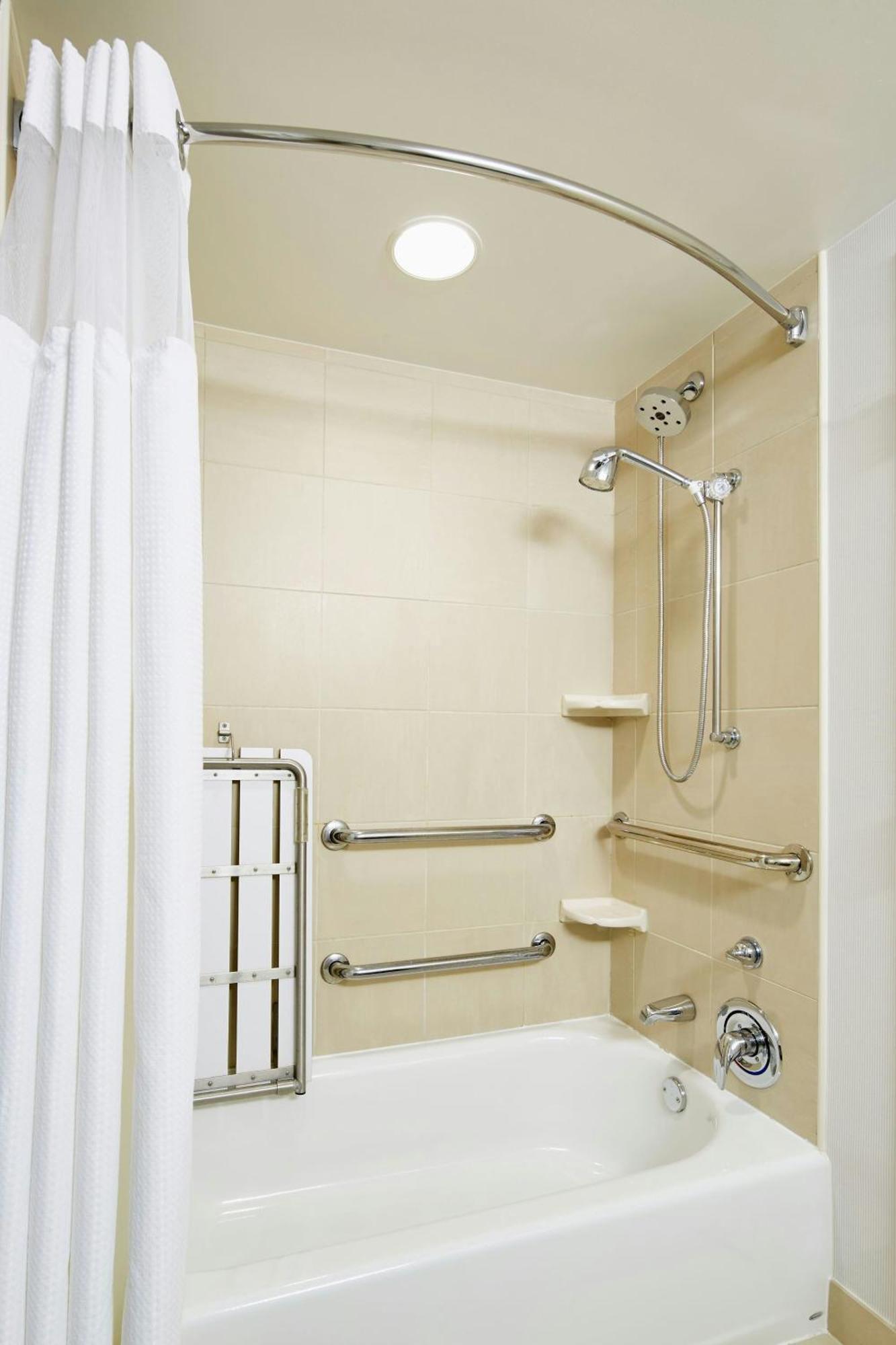 Courtyard Hamilton Hotel Екстериор снимка