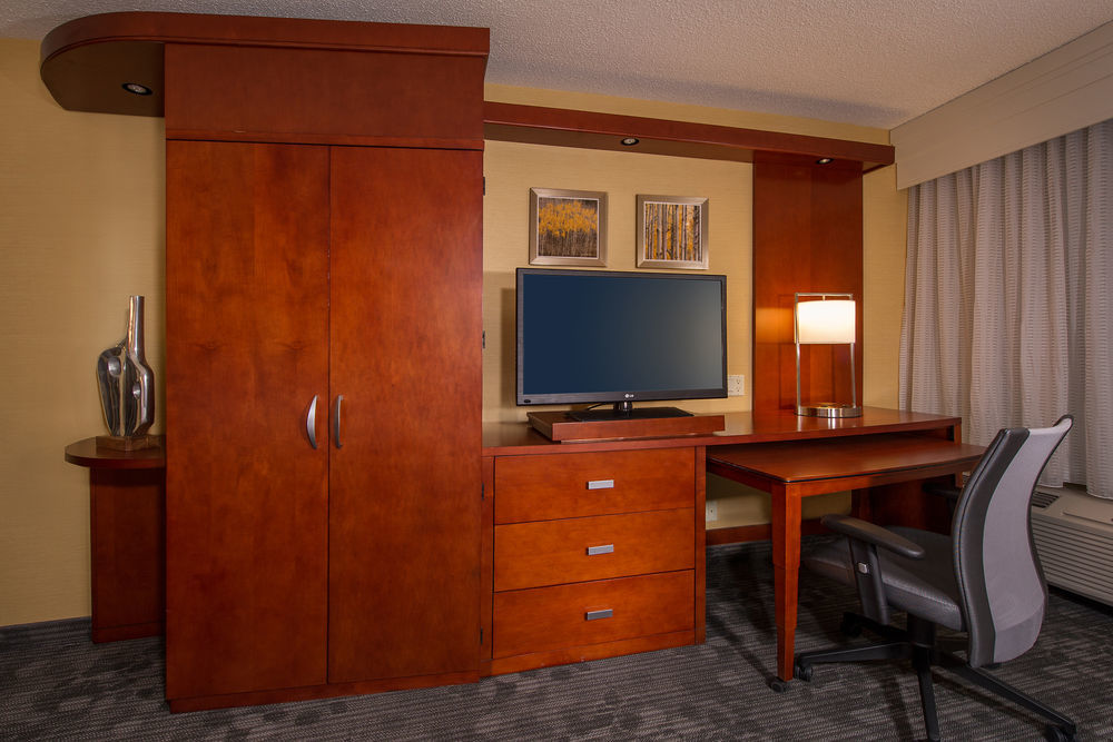 Courtyard Hamilton Hotel Екстериор снимка