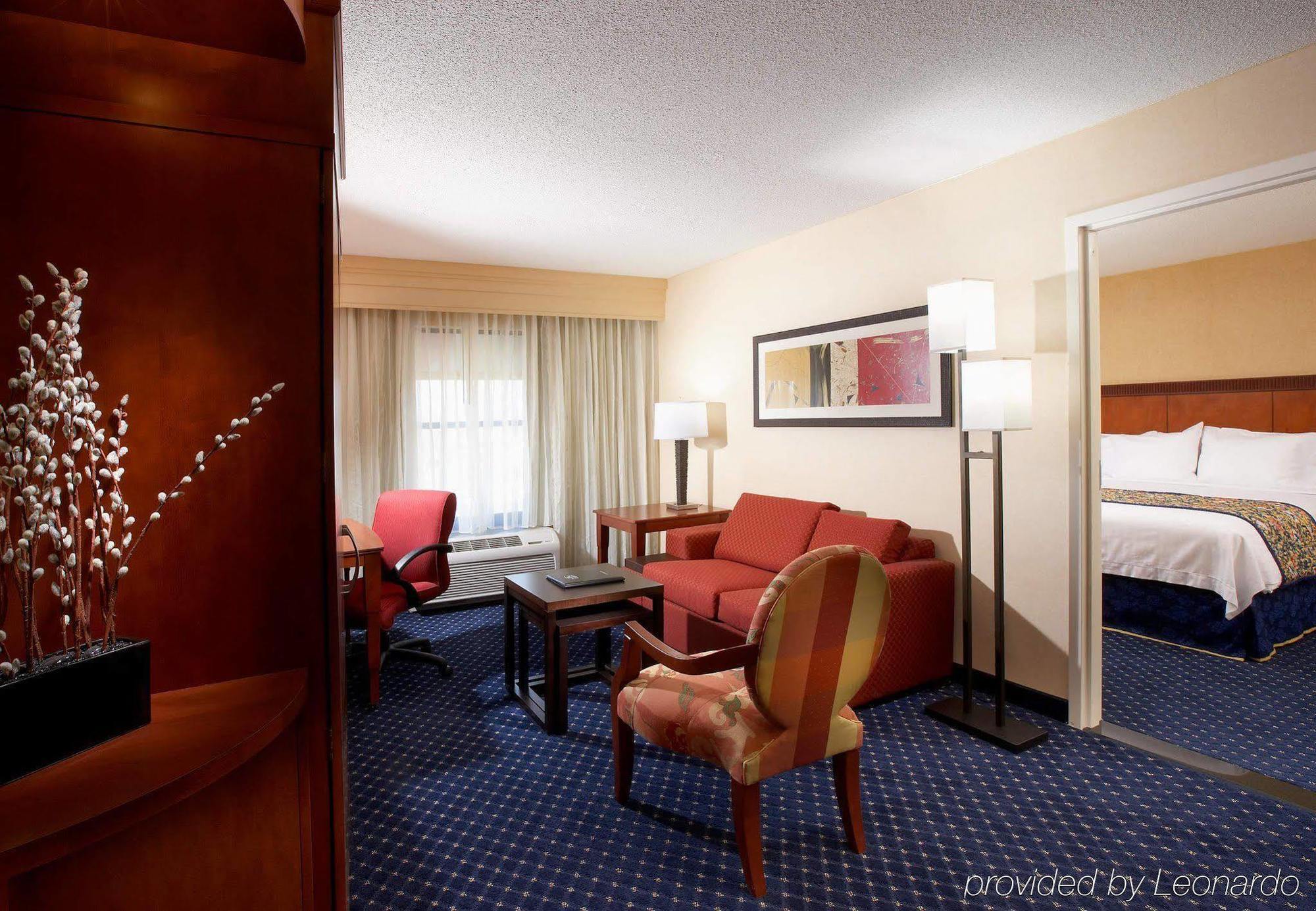 Courtyard Hamilton Hotel Екстериор снимка