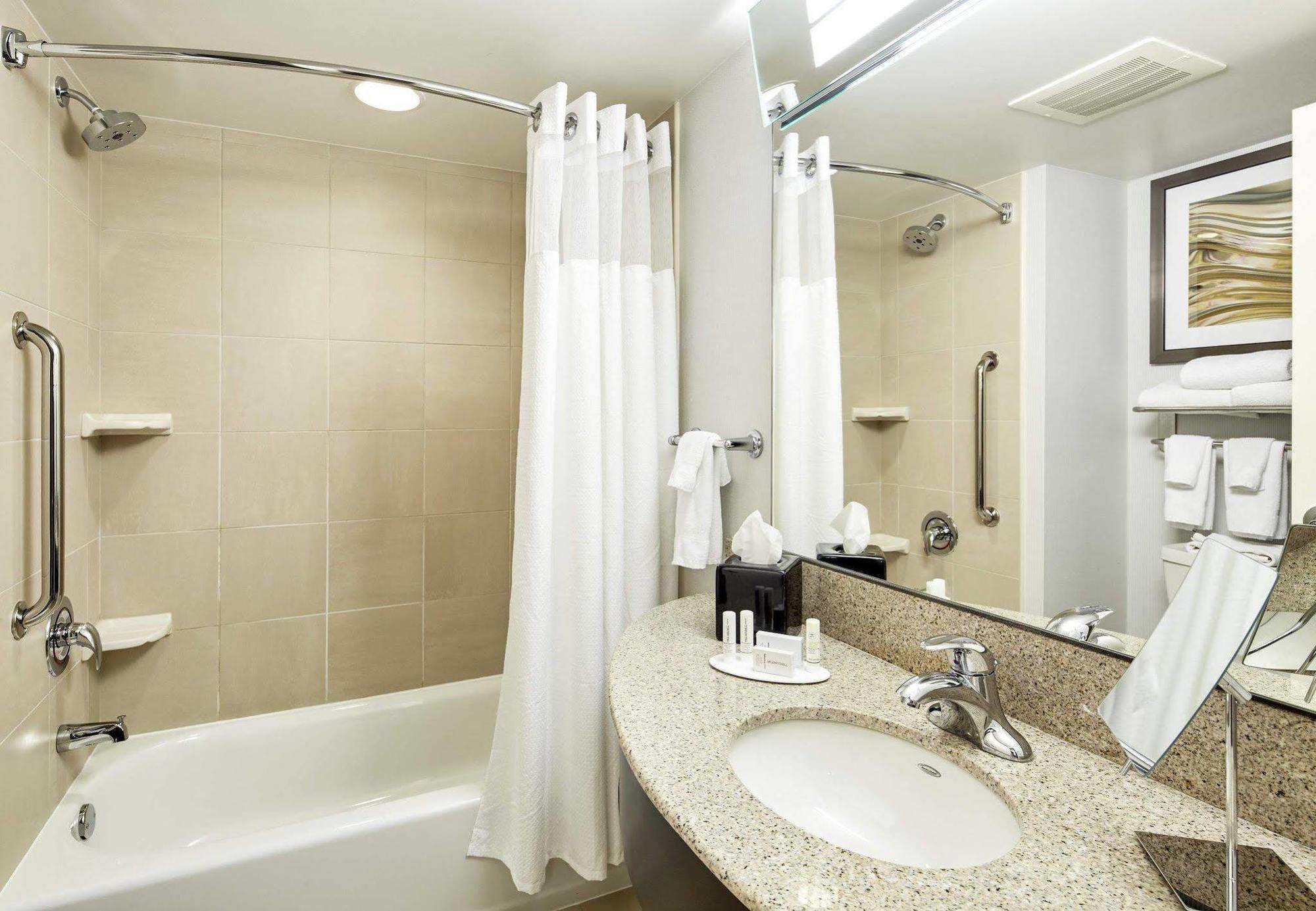 Courtyard Hamilton Hotel Екстериор снимка