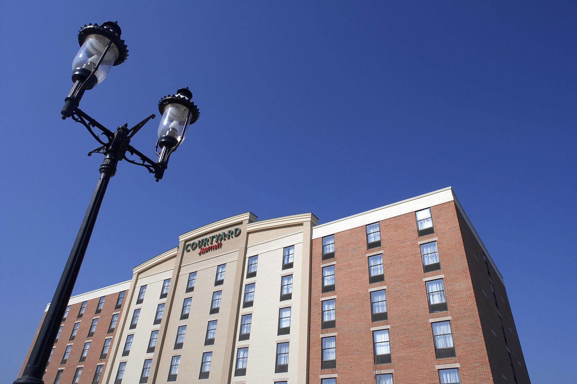 Courtyard Hamilton Hotel Екстериор снимка